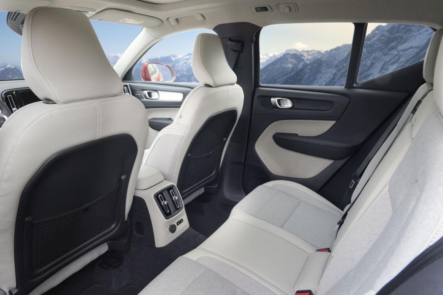 Интерьер Volvo XC40 T5 Plug-in Hybrid 2019 года  (WW) (фото 3 из 24)